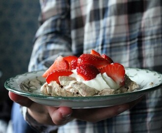 Minichokladpavlovas med jordgubbar