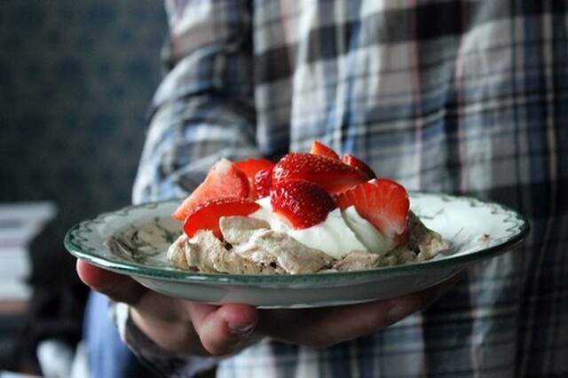 Minichokladpavlovas med jordgubbar