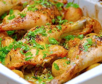 Kyllingelår med spidskål og kartofler i ovn (nem opskrift)