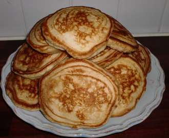 Extra små och fluffiga amerikanska pannkakor med äpple och kanel