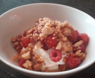 Citronyoghurt med färska hallon och mandelkrokant – en underbart enkel och god efterrätt