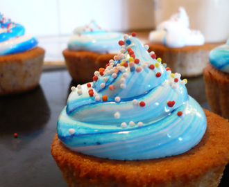 Strawberry cupcakes med white fluffy frosting