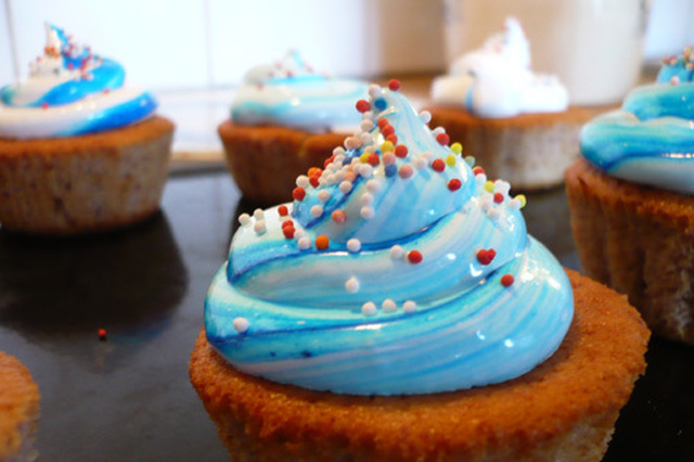 Strawberry cupcakes med white fluffy frosting