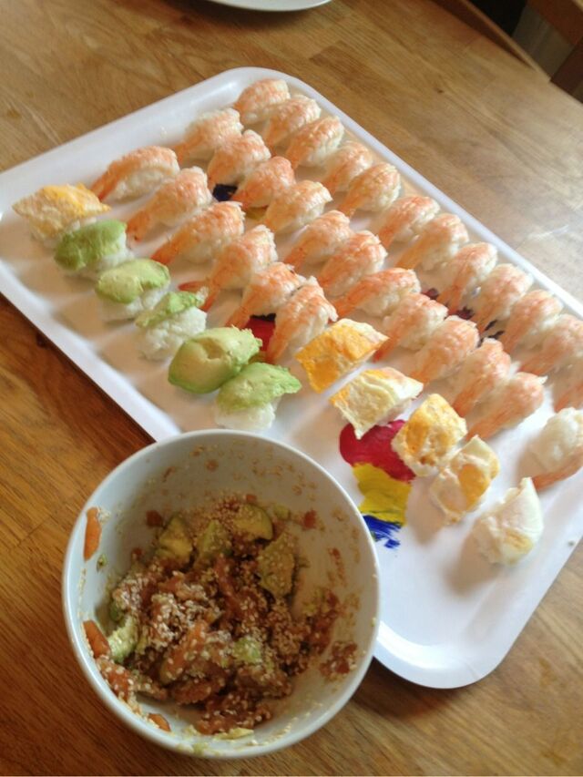 Dagens middag- hemmagjord sushi och laxbitar med avokado