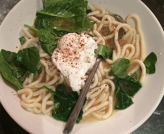 Recept: udonnudlar med spenat och pocherat ägg