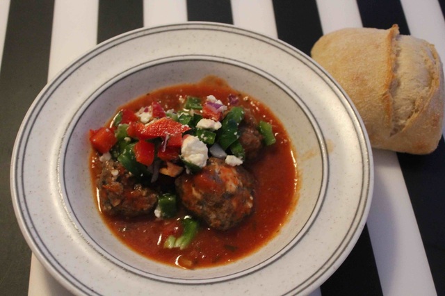 Grekiska köttbullar i tomatsås med paprikasalsa