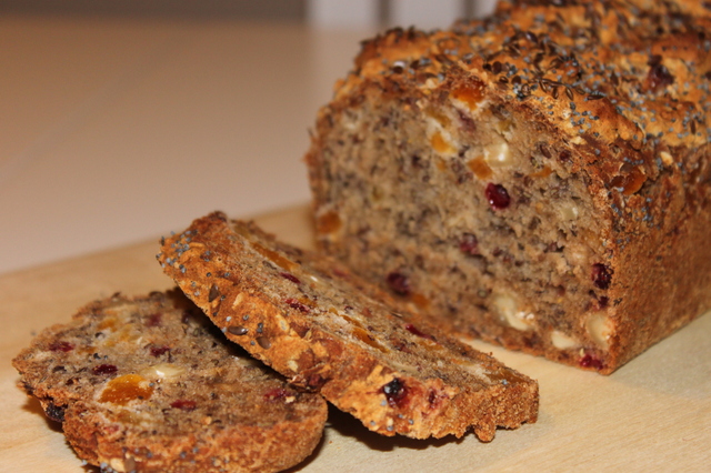 Lättlagat glutenfritt formbröd med linfrön och cashewnötter