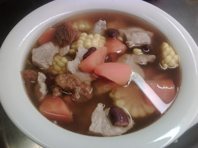 Soppa med fläskkött, bönor, morot, majs och igelkottstaggsvamp