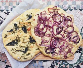 Focaccia med mjuk och len rödlök