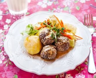 Köttbullar i gräddsås med ostgratinerad potatis