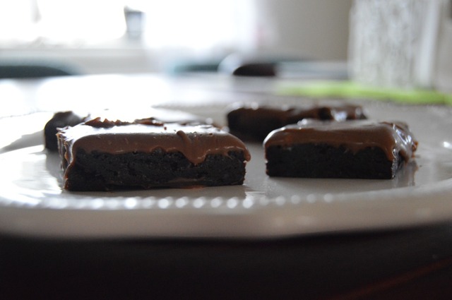Brownies med fudge-topping