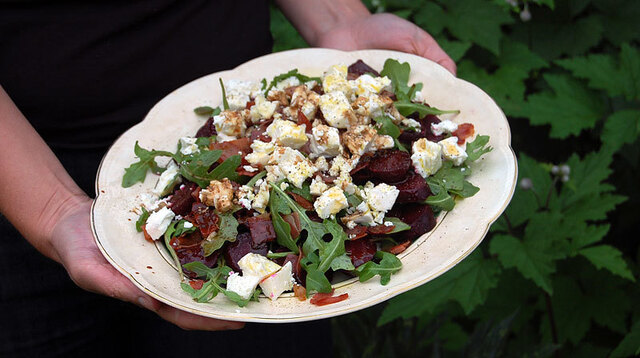 Sallad med rödbetor, prosciuotto och fetaost