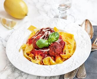 Bönbollar i tomatsås med tagliatelle