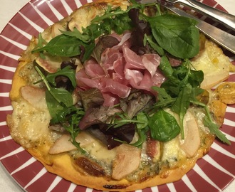 Glutenfri Nobelpizza med fikon, päron, mozarella och Roquefort