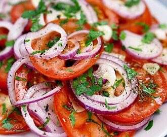 Einfache und leckere Tomaten-Vorspeise für gegrilltes Fleisch