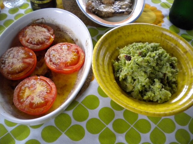 Varma tomater och broccolimos