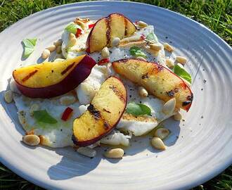 Grillad halloumi med nektarin och pinjenötter