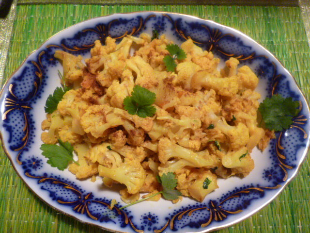 Blomkål med ingefära, chili och färsk koriander – Dum gobhi