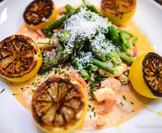 Krämig pasta med vitlök, sparris, grillad citron & sambalstekt scampi