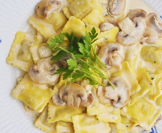 Ravioli med smörstekta champinjoner och ostsås