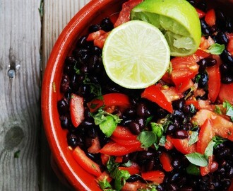 Sallad med svarta bönor, tomater och limedressing