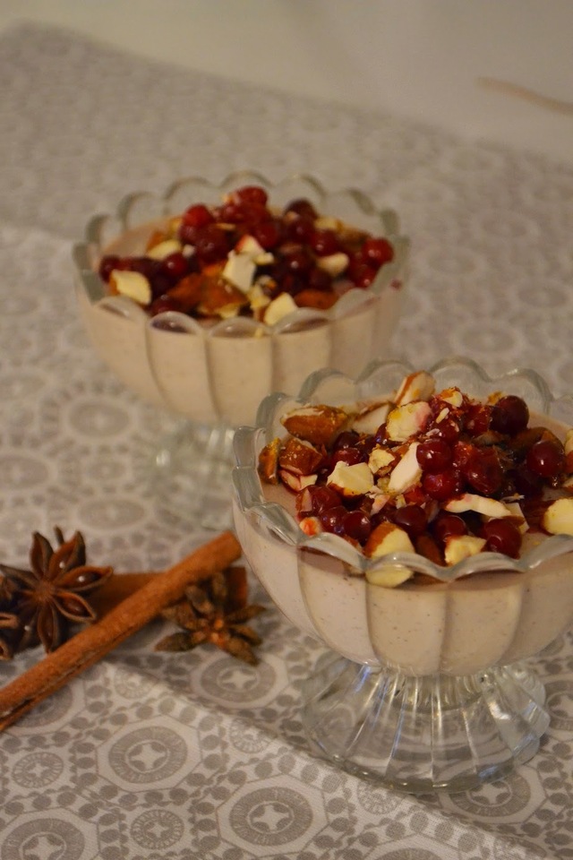 Pepparkakspannacotta med saffransmandlar och lingon