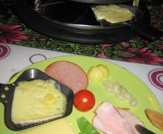 Raclette med goda tillbehör & Fruktsallad med råkräm