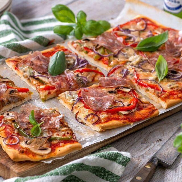 Pizza med gorgonzola och salami