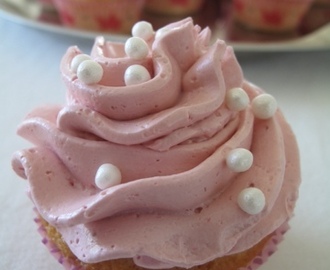 Vanilj Cupcake med Swiss Meringue Raspberry Buttercream