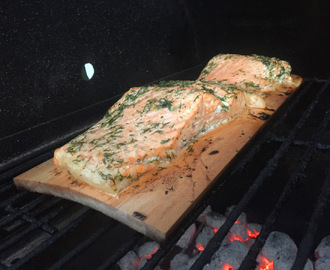 Grillad lax på planka med kräfttzatziki, citronglaze och sparrissallad