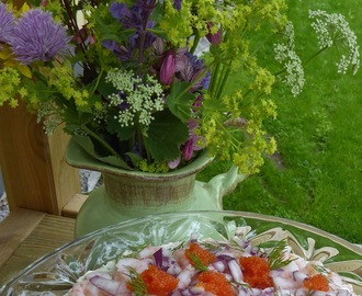 Midsommarcheesecake med sill, lax och räkor