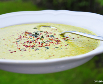 Vegansk blomkålssoppa med curry och kokosmjölk