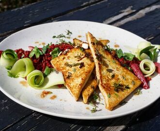 Vinägergrillad Tofu med Rödbetsquinoa och rabarber