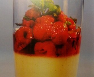 Yoghurtpannacotta med limemarinerade hallon