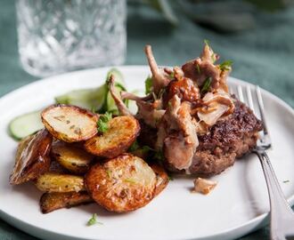 Nötfärsbiffar med basilikarostad potatis och kantarellfräs