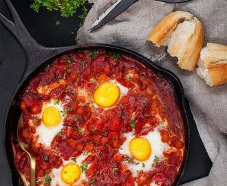 Shakshuka med harissa och kikärtor