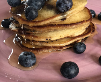 Amerikanska pannkakor med choklad och blåbär