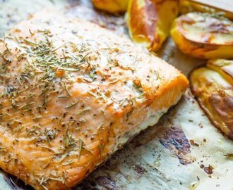 Läcker ugnsbakad lax med potatis och grönsaker