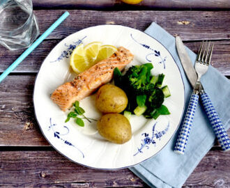 Ugnsstekt lax med kokt potatis, kall citronsås och gröna grönsaker