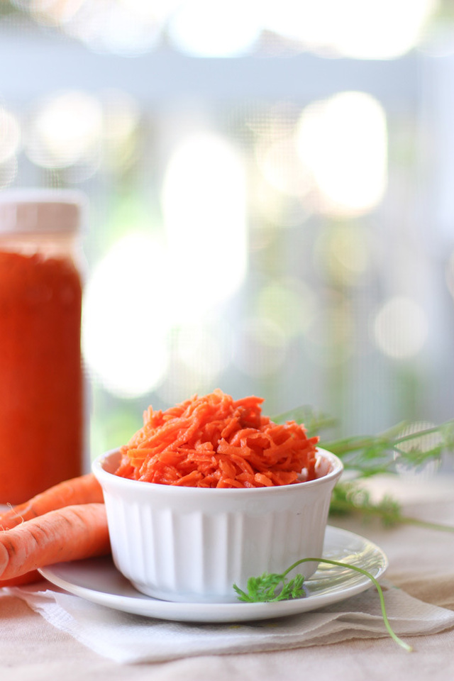 Raw Pickled Ginger Carrots