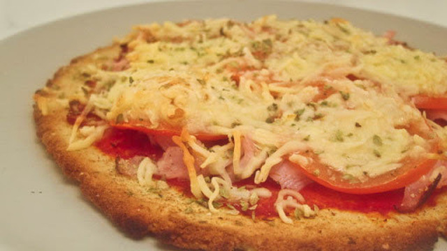 Kalkon, tomat protein pizza.