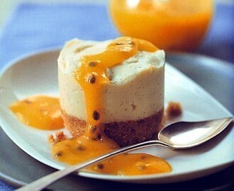 Kokoscheescake med mango- och passionsfruktsås