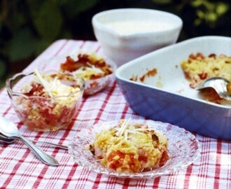 Jordgubbspaj med fläderblom och vita chokladsmulor