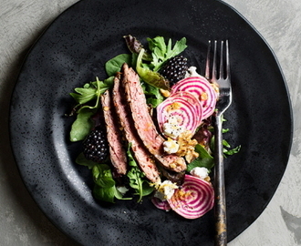 Kryddig flankstek med sallad på björnbär, päron och getost