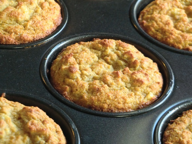 Glutenfria bananmuffins med päron, morotspulver och sesammjöl