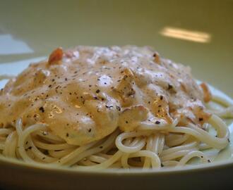 Pastasås med skinka och soltorkad tomat