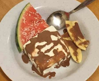 god och svalkande somrig smak

Vaniljglass
Melon med kokos flingor 
Chokladsås 
Banan