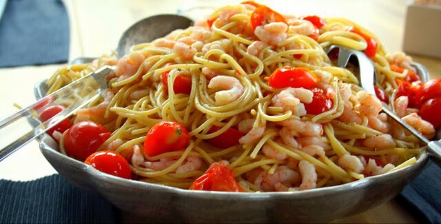 Spaghetti med räkor vitlök och tomat