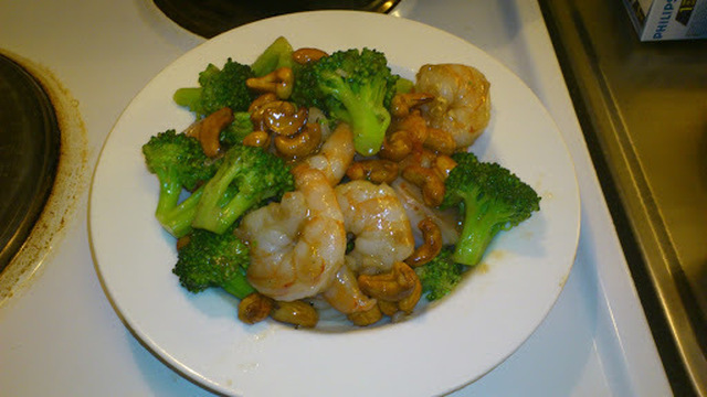 Stekta tigerräkor med broccoli och cashewnötter