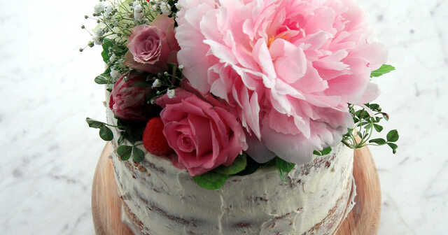 Naked cake med jordgubbar och blommor
